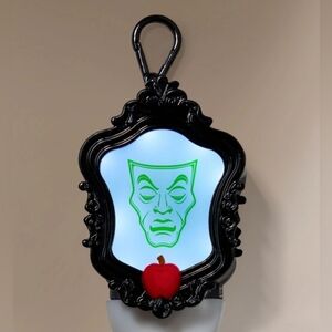 NWT BBW EVIL QUEEN MIRROR / LIGHT UP POCKET BAC HOLDER 🍎✨️